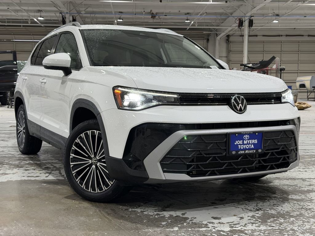 Used 2025 Volkswagen Taos SE FWD image 2