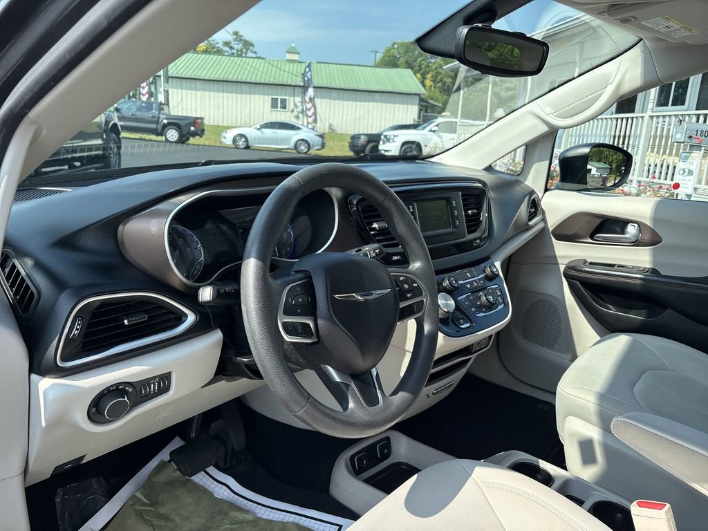 Used 2017 Chrysler Pacifica Touring image 13