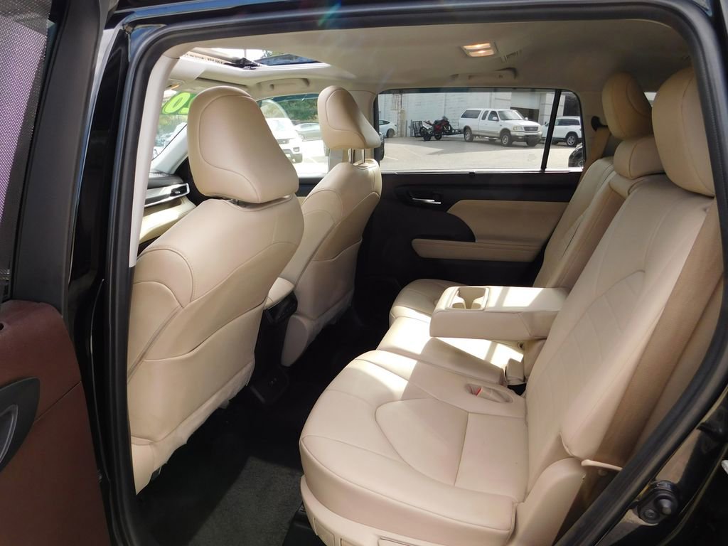 Used 2020 Toyota Highlander XLE image 13