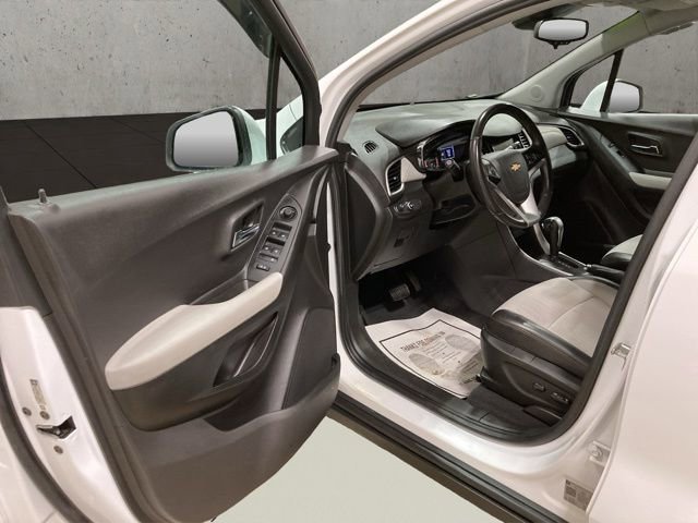Used 2019 Chevrolet Trax LT w/ LT Convenience Package image 12