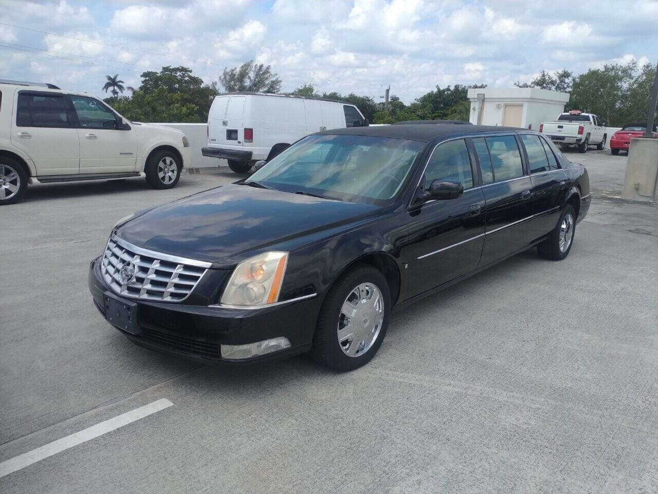 Used 2008 Cadillac DTS Limousine image 1