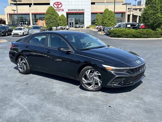 Used 2025 Hyundai Elantra Sport FWD image 2