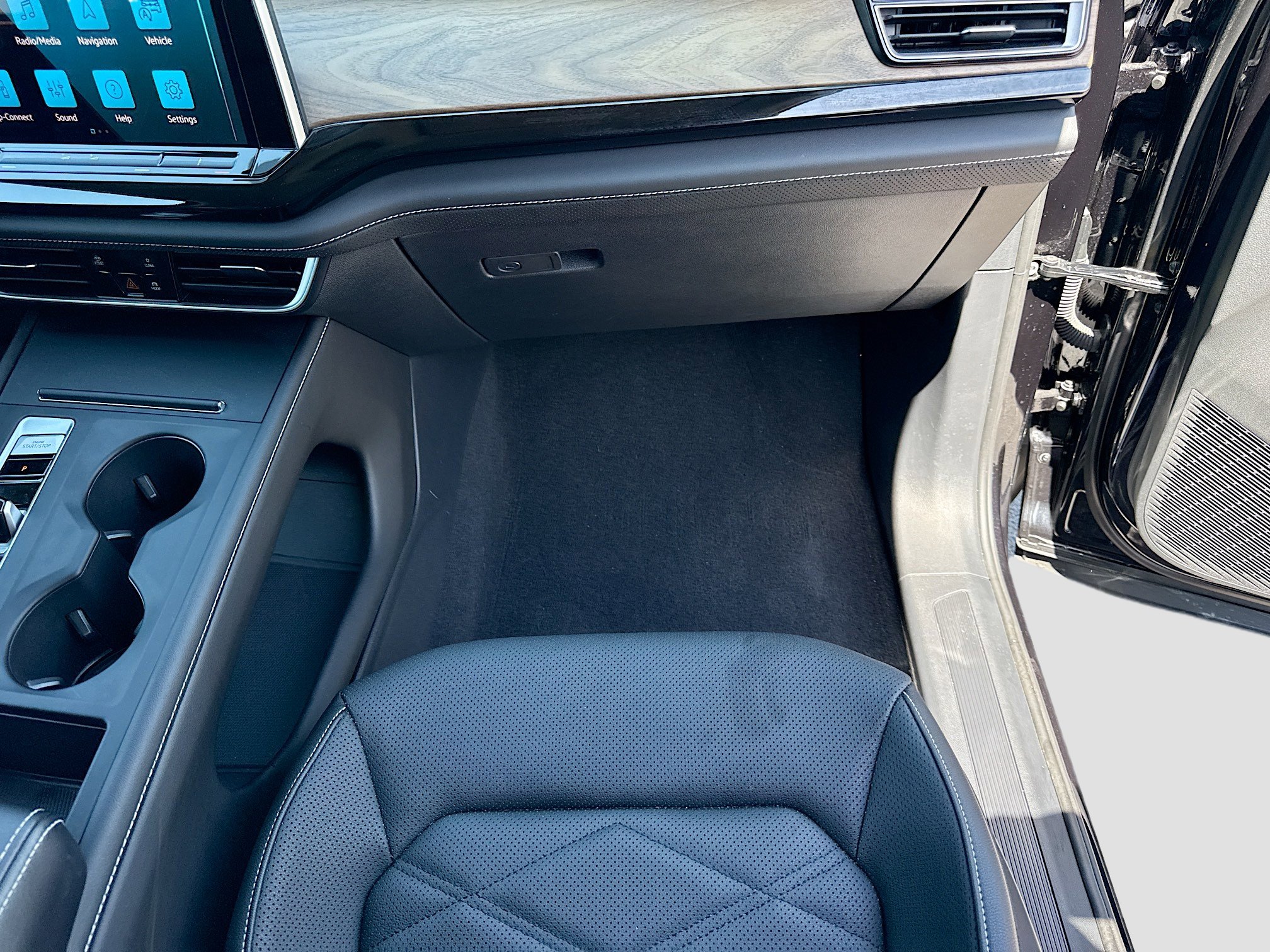 Used 2025 Volkswagen Atlas SE FWD image 17