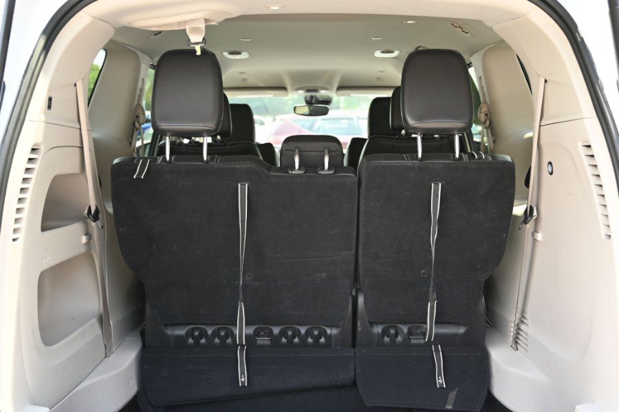 Used 2024 Chrysler Pacifica Touring-L FWD image 19