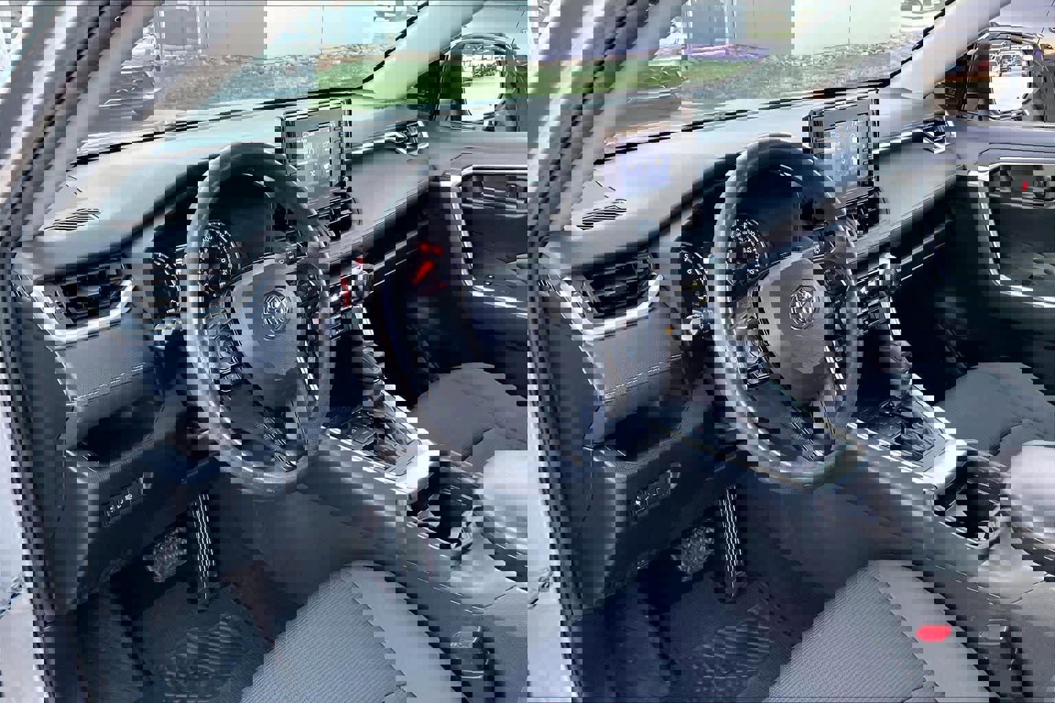 Used 2019 Toyota RAV4 LE image 17