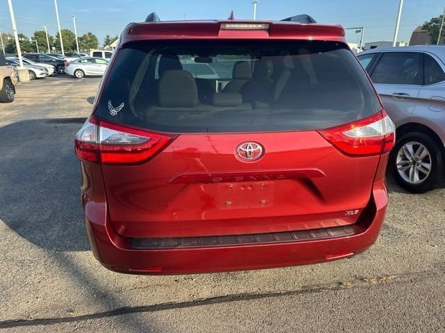 Used 2020 Toyota Sienna XLE w/ Carpet Mat Package FWD image 27