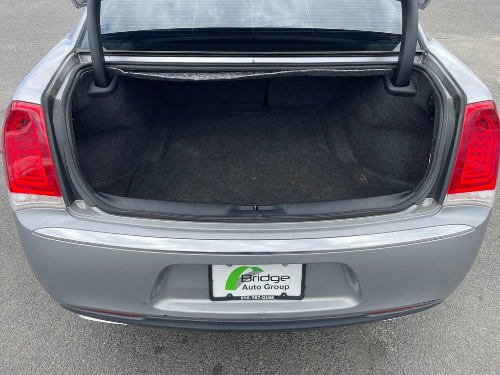 Used 2017 Chrysler 300 Limited RWD image 17