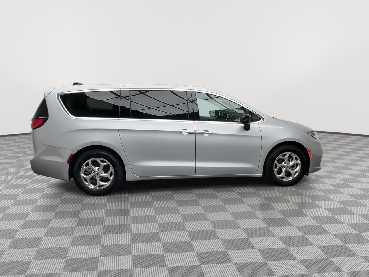 Used 2024 Chrysler Pacifica Limited FWD image 43