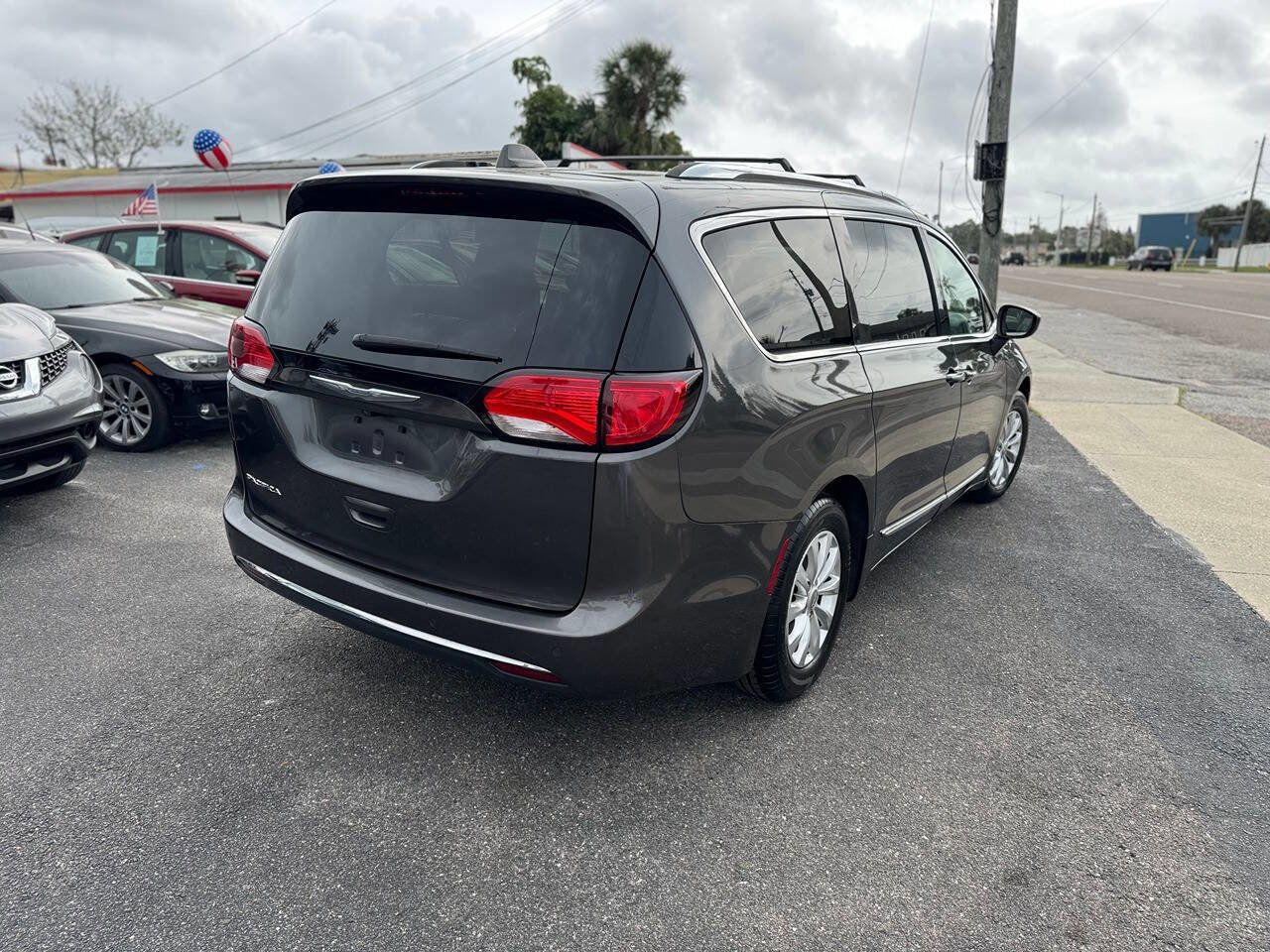 Used 2018 Chrysler Pacifica Touring-L FWD image 8