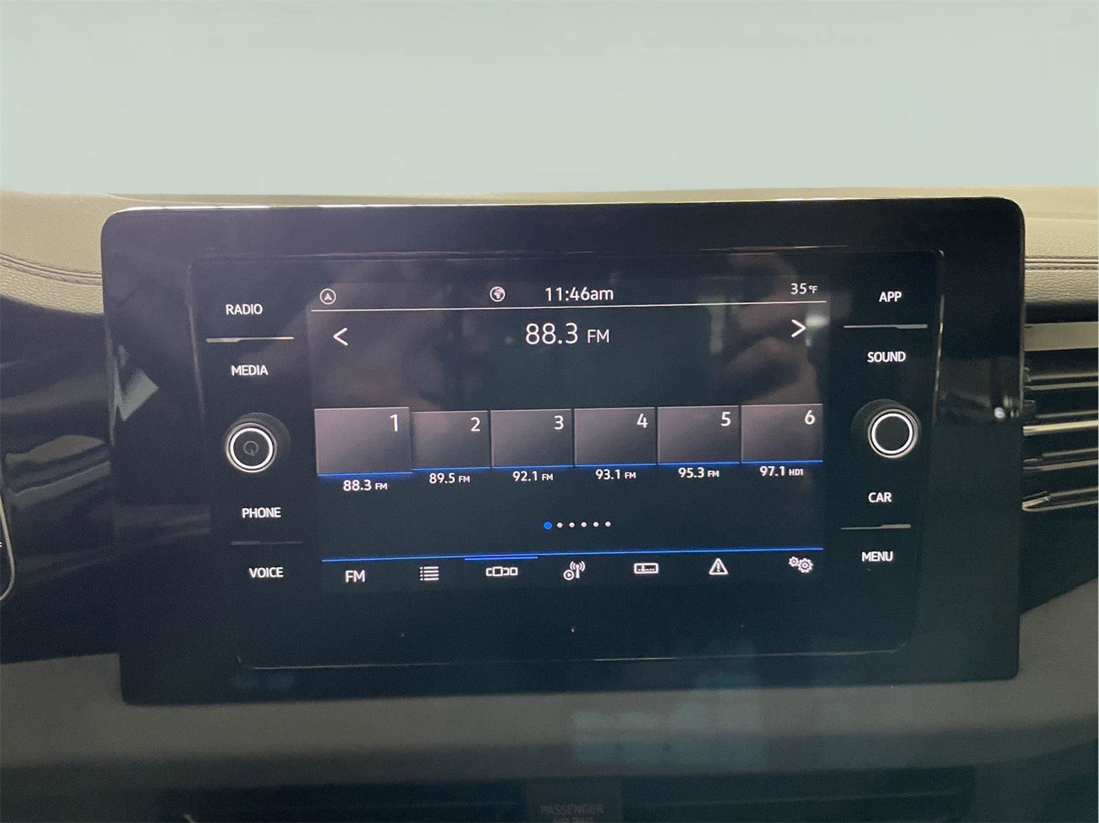 Used 2025 Volkswagen Jetta SE w/ Sunroof Package image 25