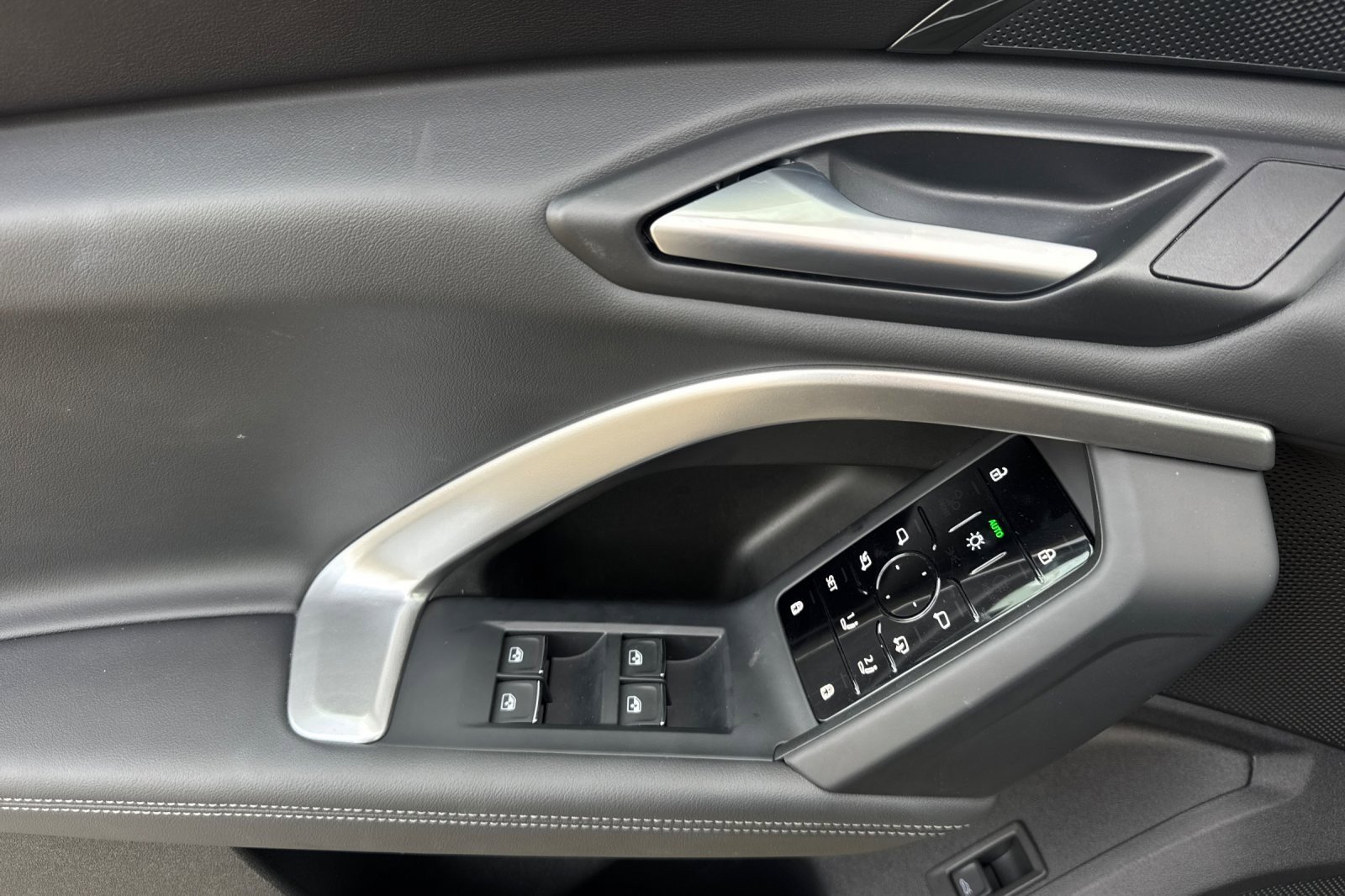 Used 2025 Audi Q5 Premium w/ 19" Wheel Package image 10