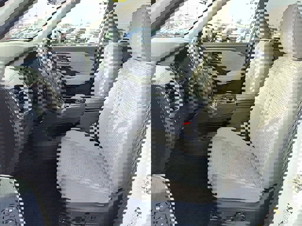 Used 2023 Nissan Rogue SV image 15