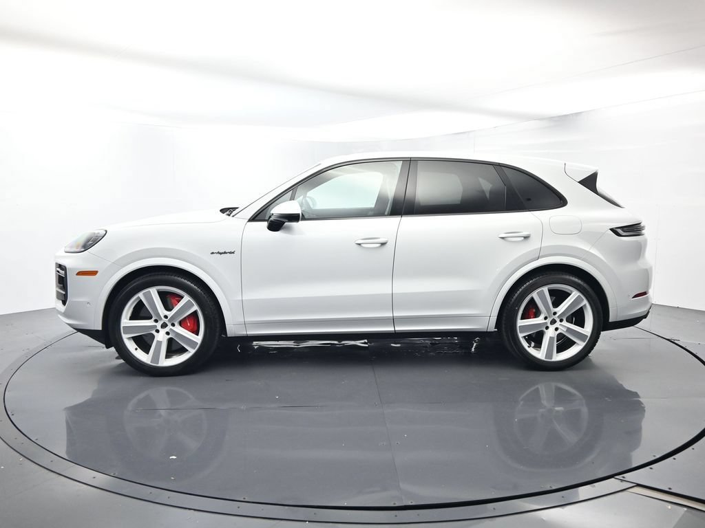 Certified 2025 Porsche Cayenne Turbo AWD/4WD image 2