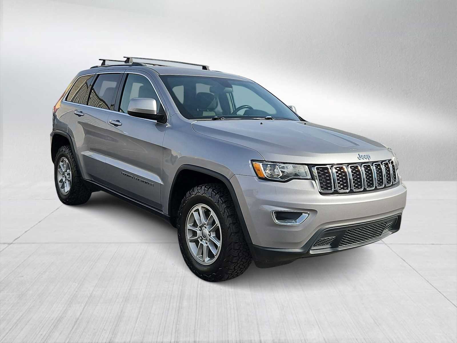 Used 2020 Jeep Grand Cherokee Laredo image 2
