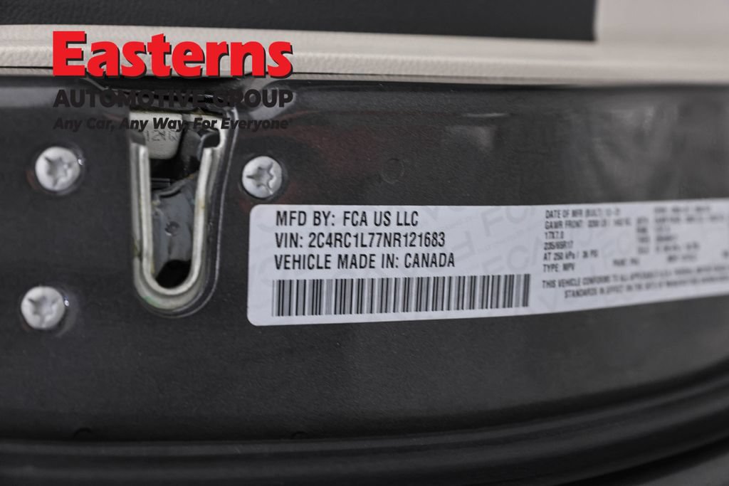 Used 2022 Chrysler Pacifica Touring-L w/ Uconnect Theater Family Group FWD image 36