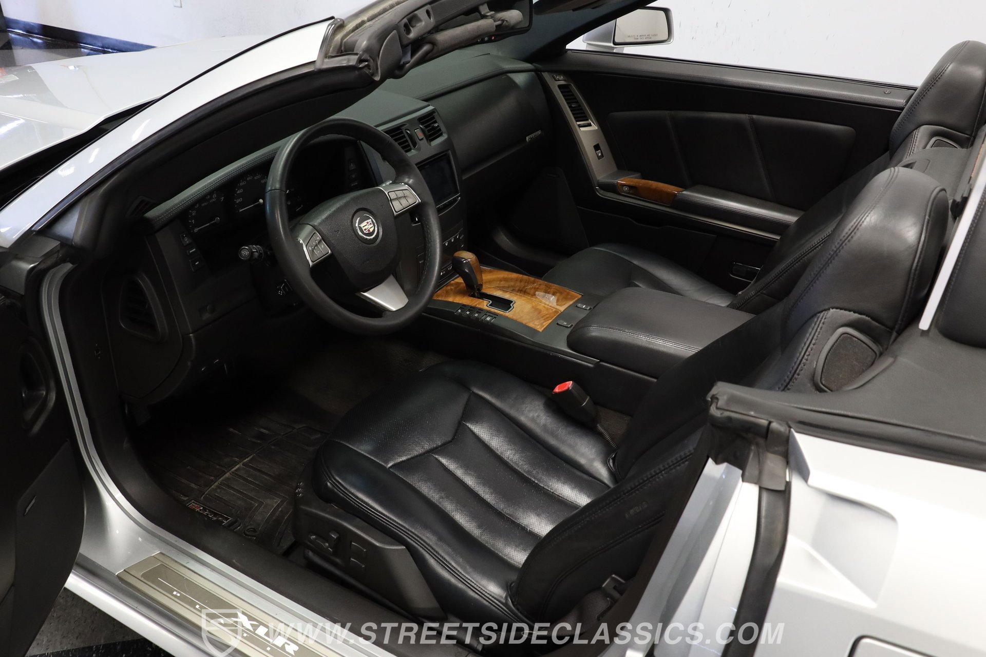 Used 2009 Cadillac XLR image 4