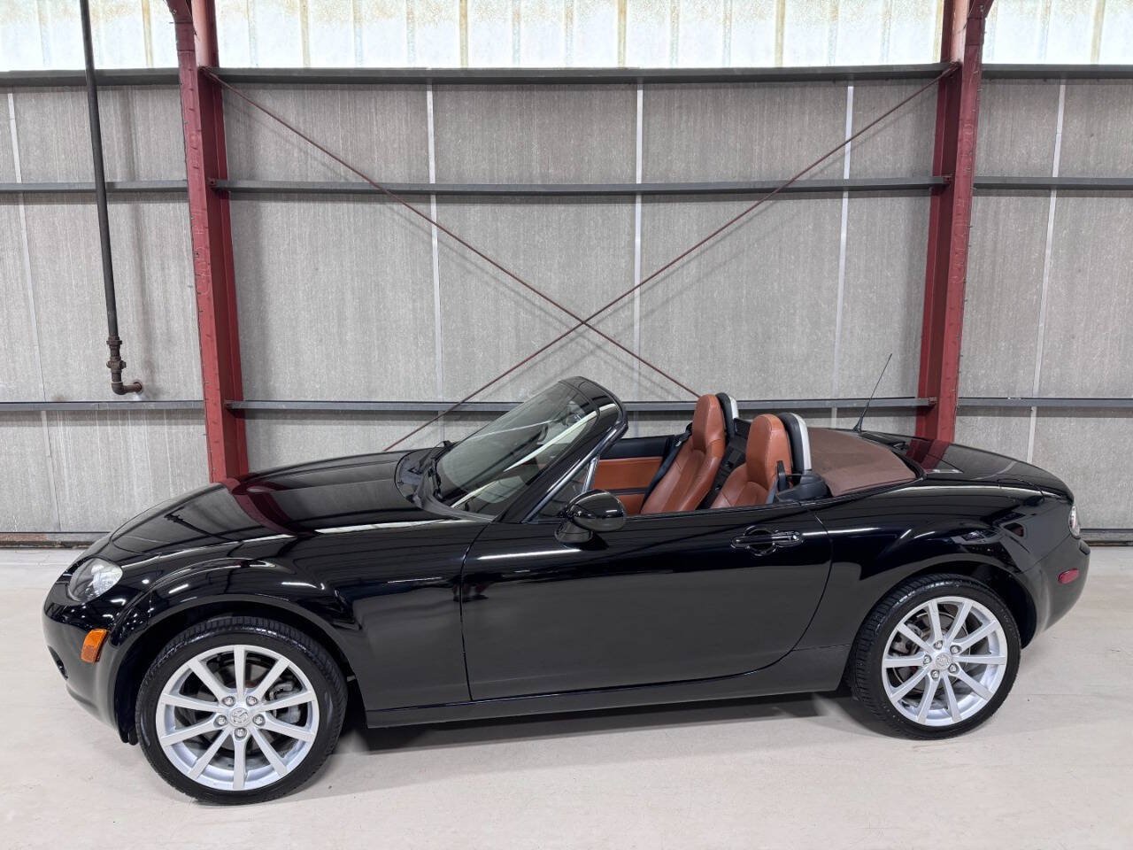 Used 2006 MAZDA MX-5 Miata Grand Touring RWD image 2