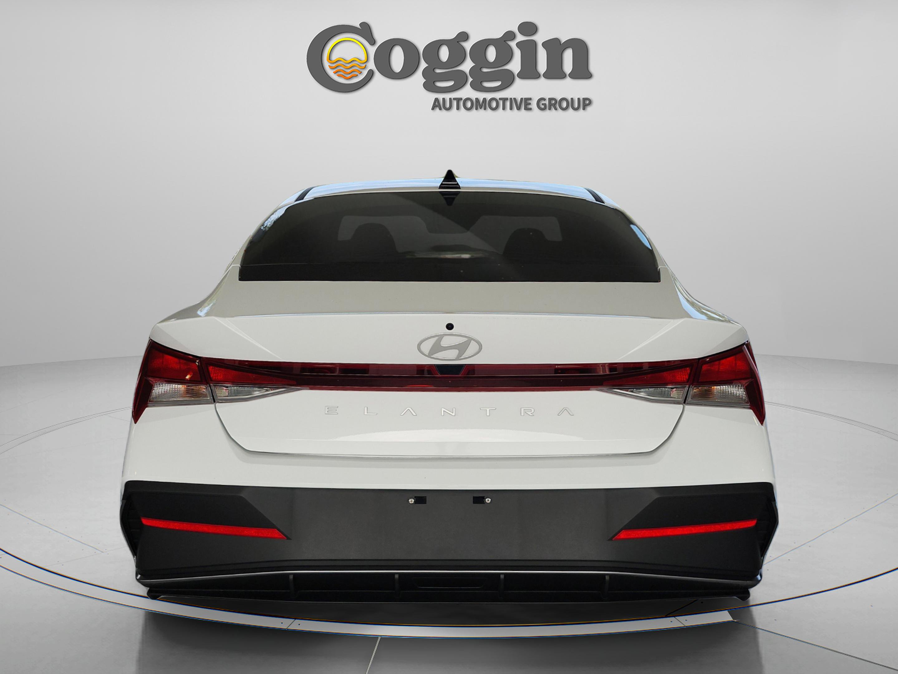 Used 2025 Hyundai Elantra SE FWD image 4