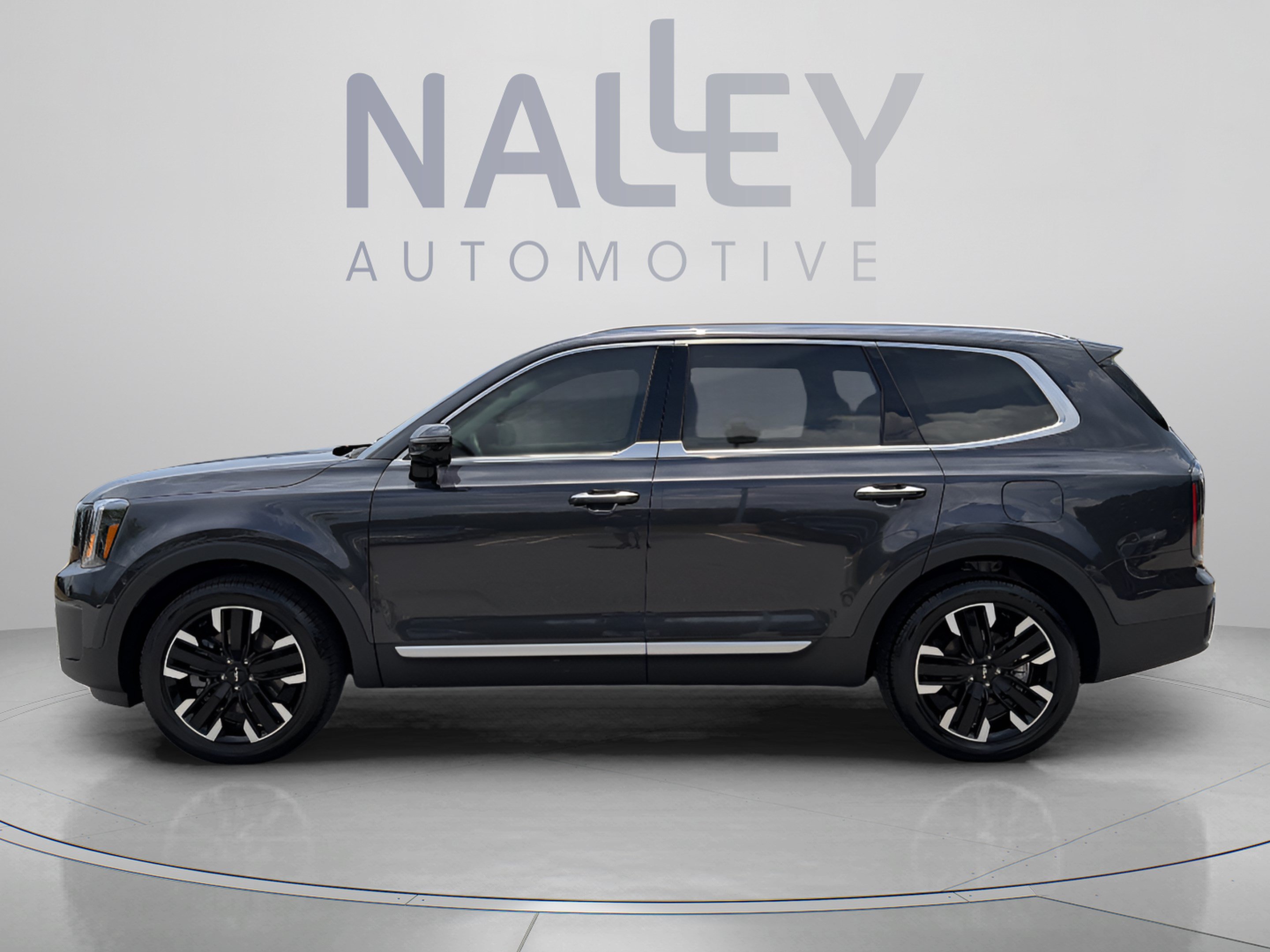 Used 2025 Kia Telluride SX w/ SX Captain's Chair Package FWD image 2
