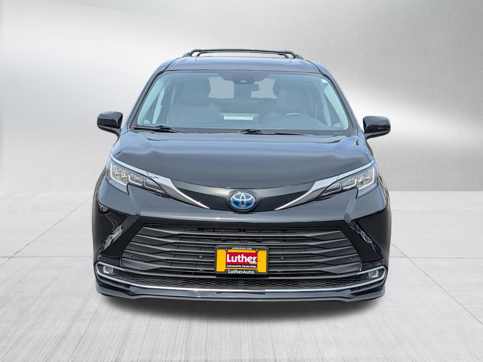 Used 2023 Toyota Sienna XLE FWD image 2