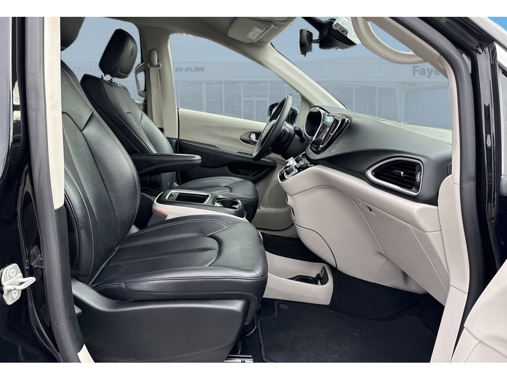 Used 2024 Chrysler Pacifica Touring-L image 28