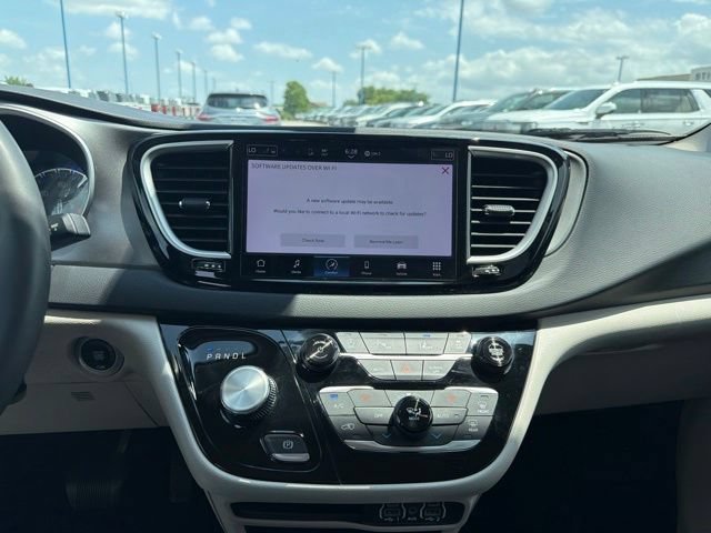 Used 2023 Chrysler Pacifica Touring-L FWD image 21