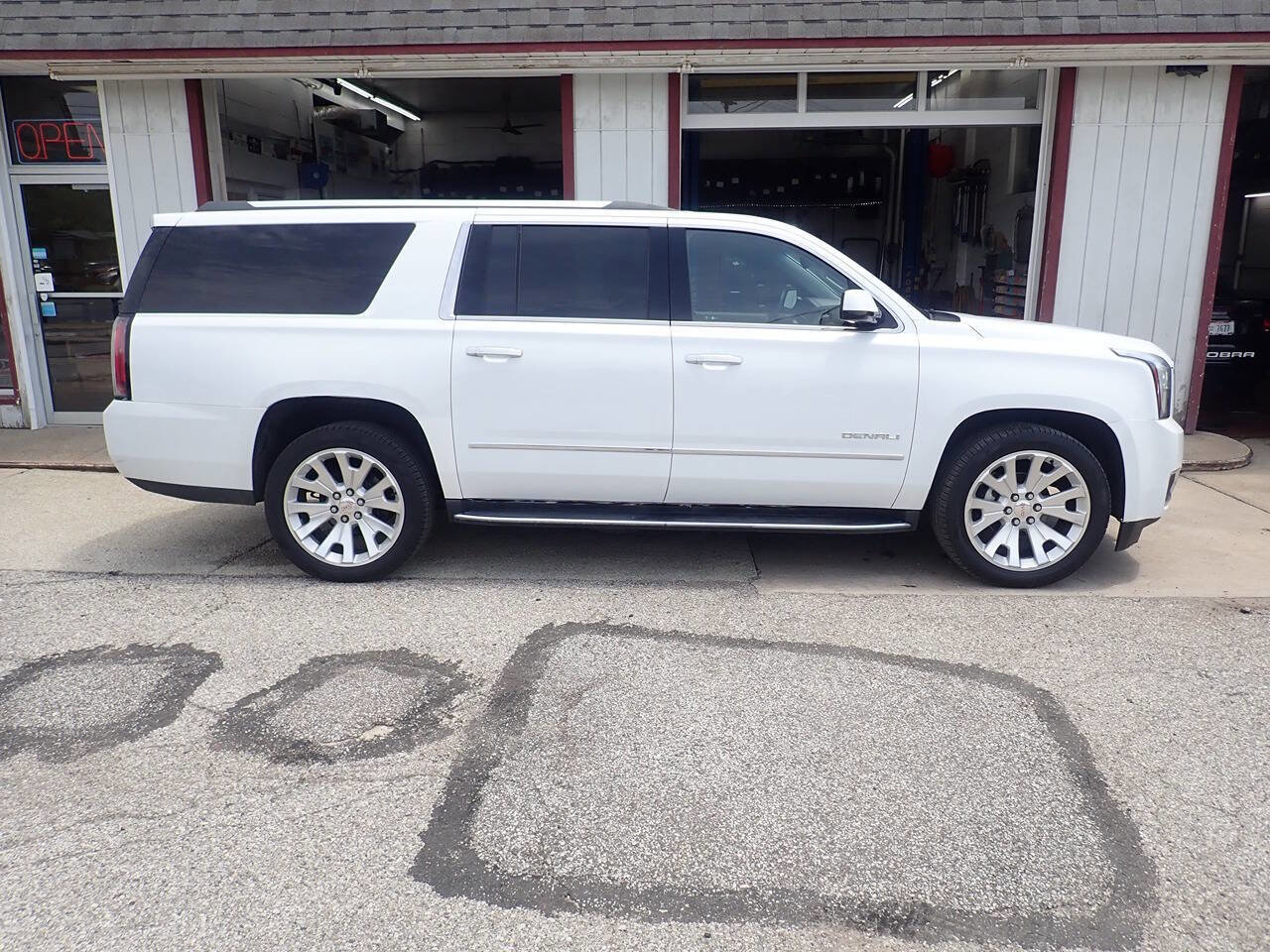 Used 2017 GMC Yukon XL Denali w/ Open Road Package image 32