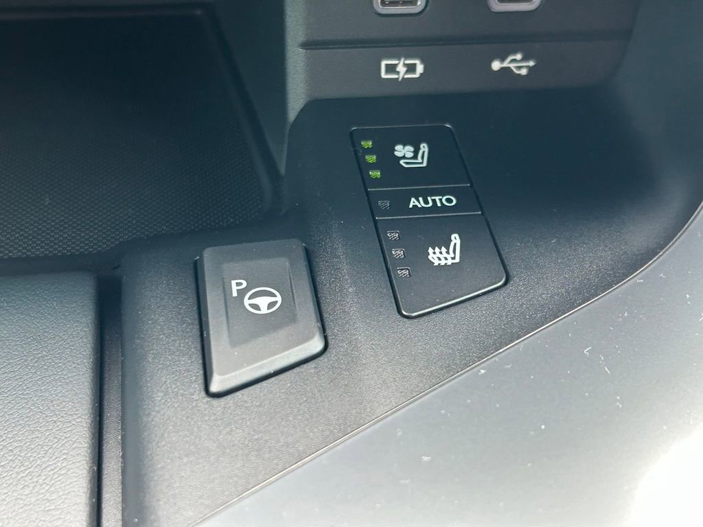 Used 2025 Lexus LX 700h Luxury image 40