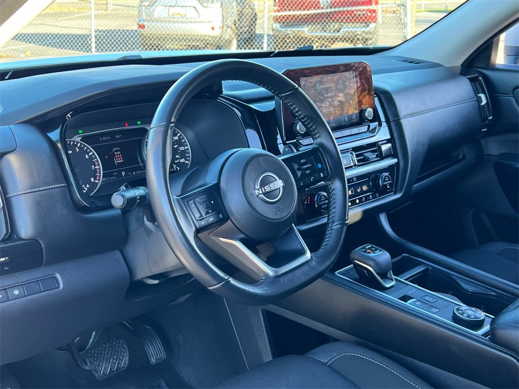 Used 2024 Nissan Pathfinder SV image 18