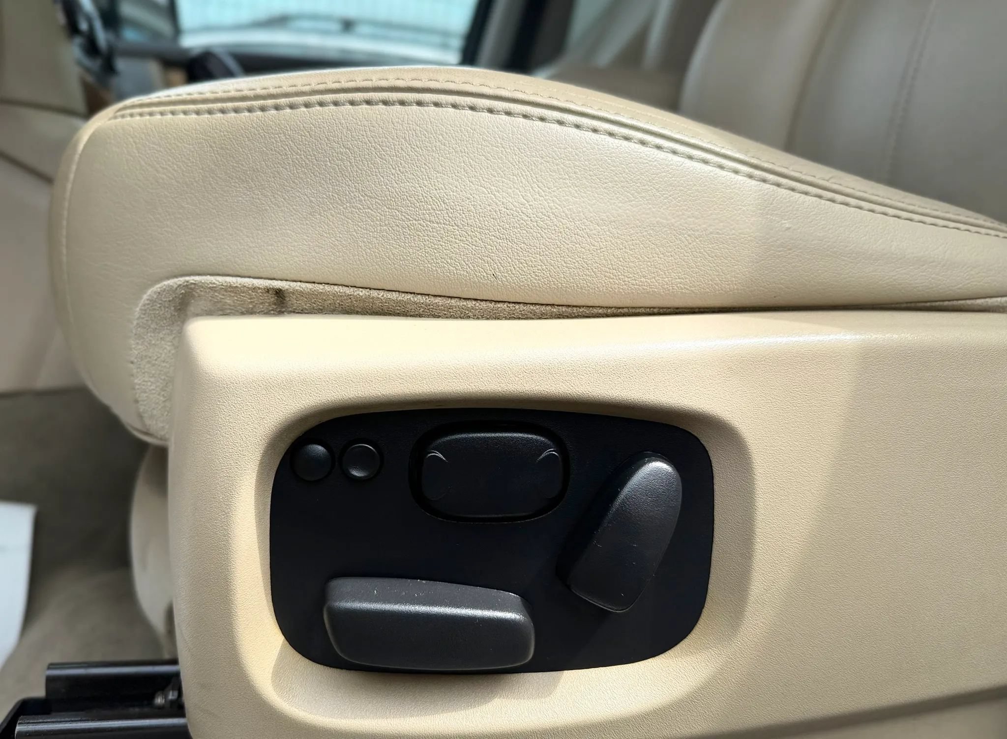 Used 2012 Land Rover LR4 HSE LUX AWD/4WD image 29