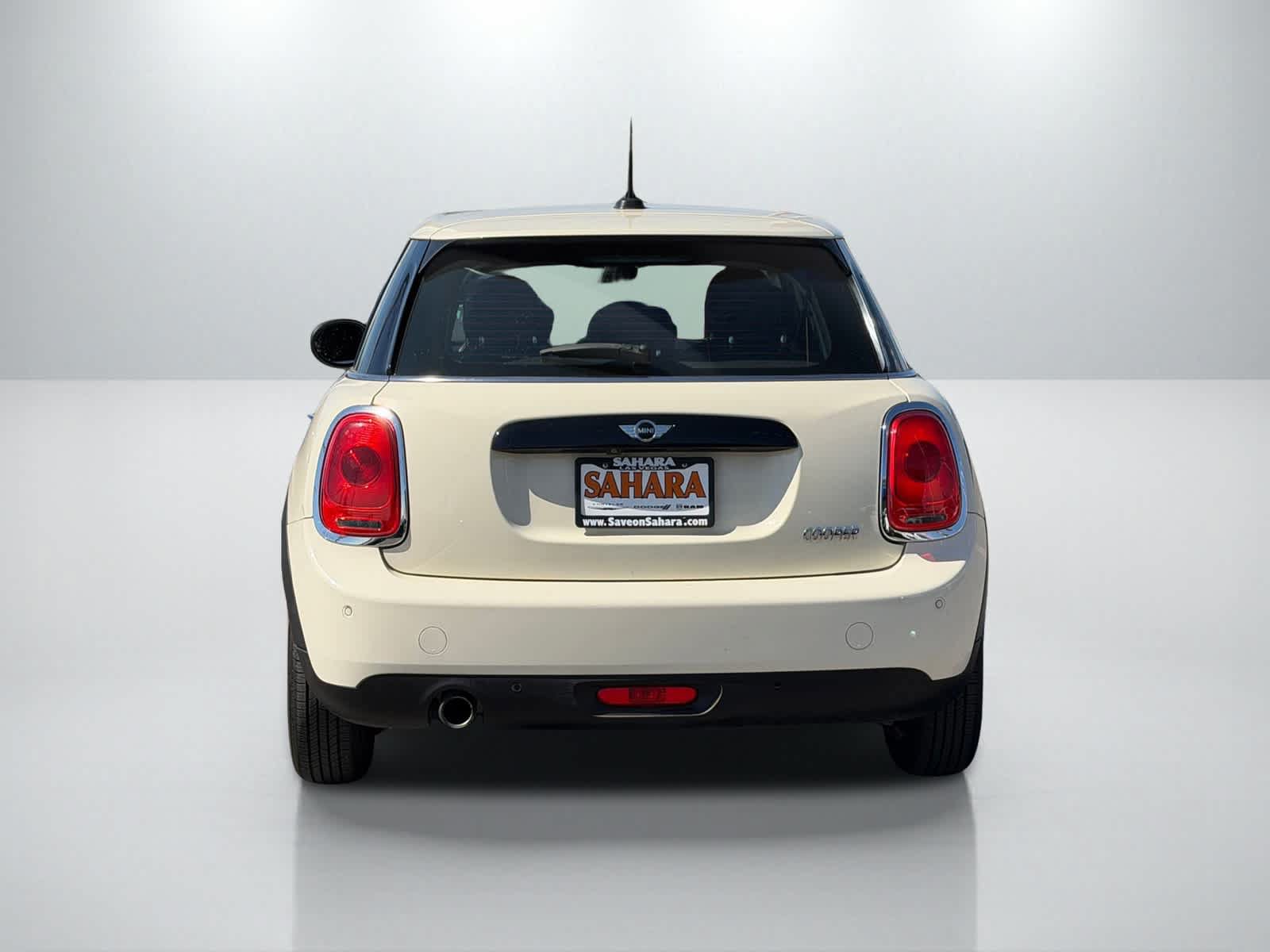 Used 2018 MINI Cooper 4-Door Hardtop FWD image 5