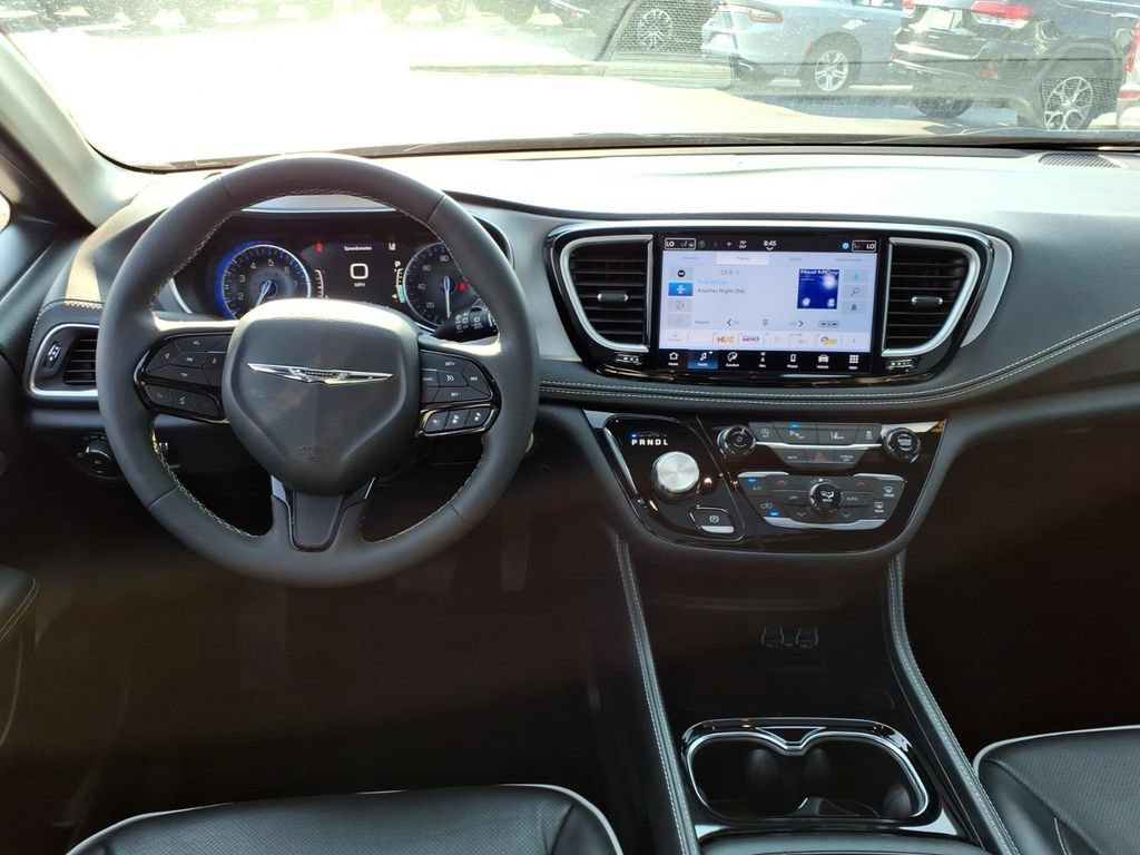 Certified 2025 Chrysler Pacifica Limited FWD image 17