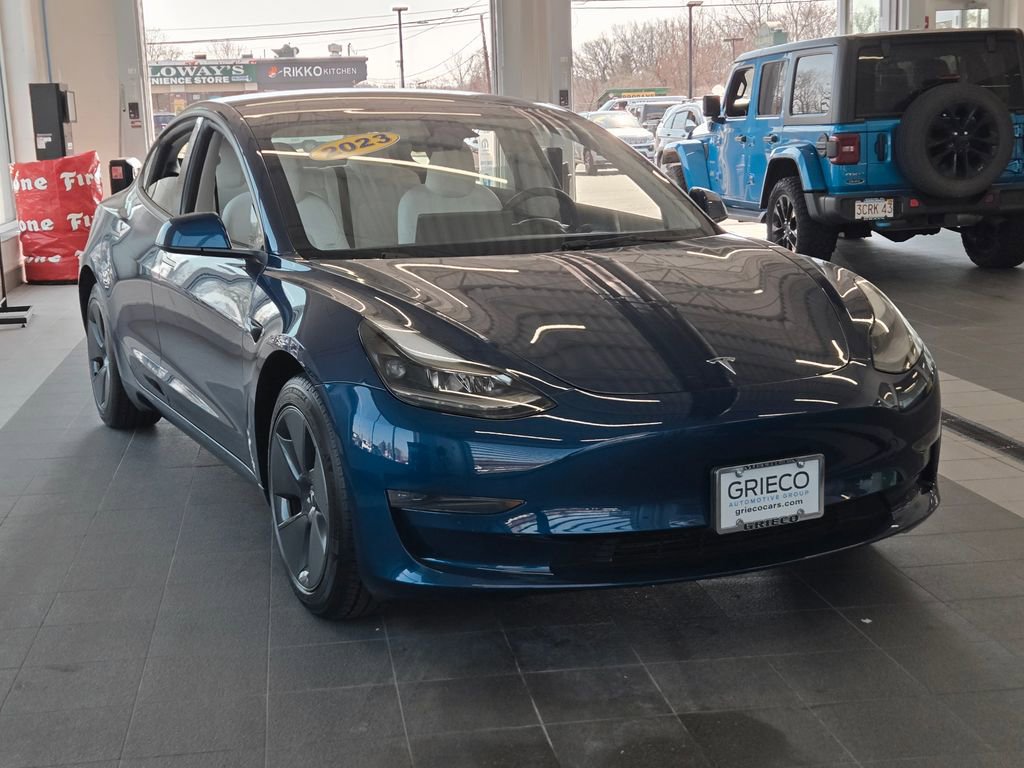 Used 2023 Tesla Model 3 Standard Range image 3