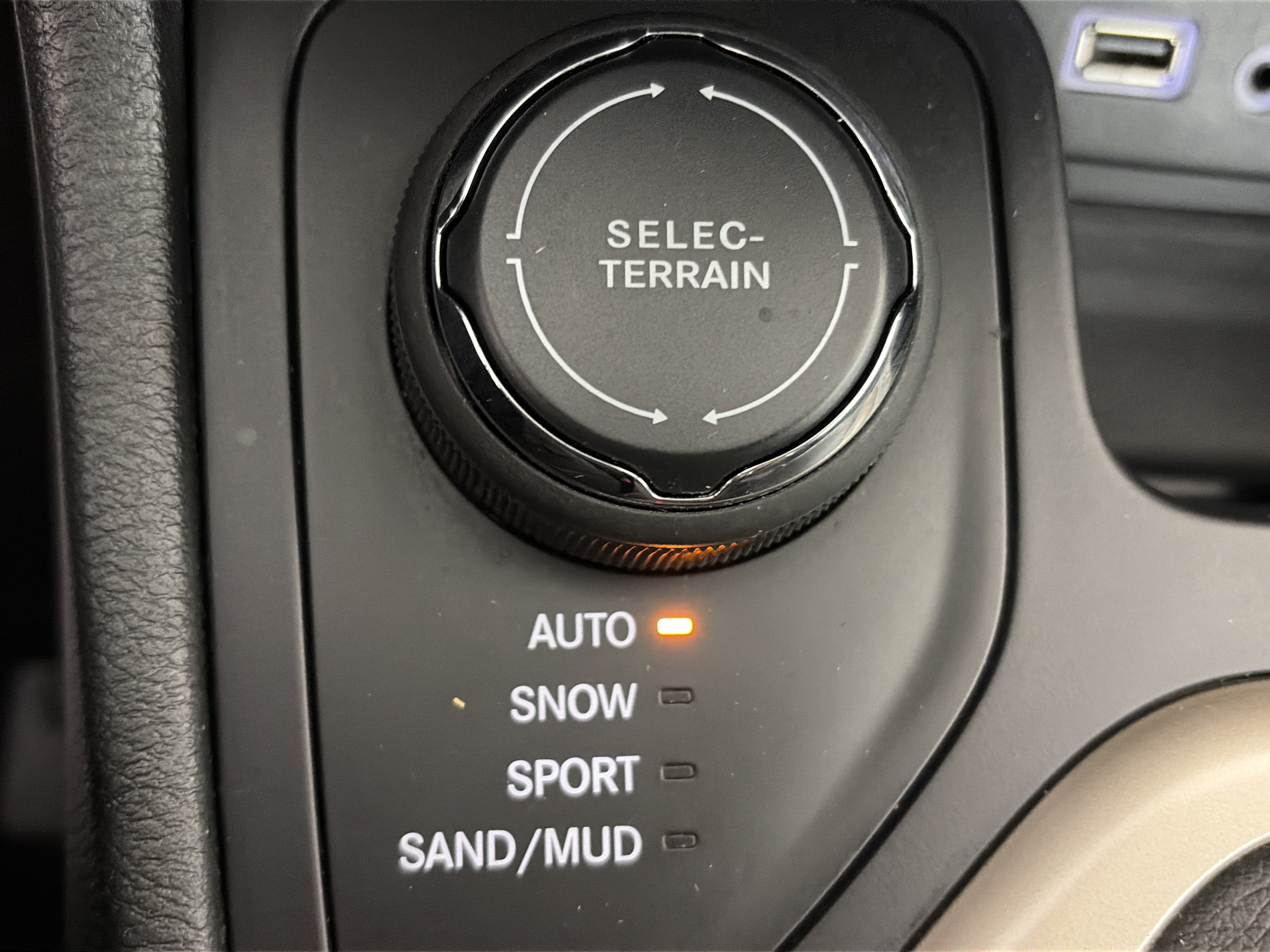 Used 2015 Jeep Cherokee Latitude w/ Cold Weather Group AWD/4WD image 31