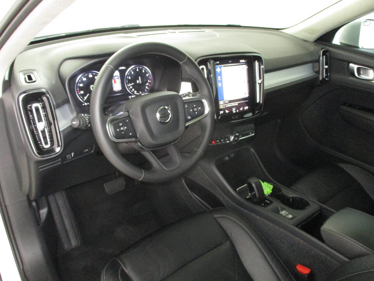 Used 2022 Volvo XC40 T5 Momentum image 16