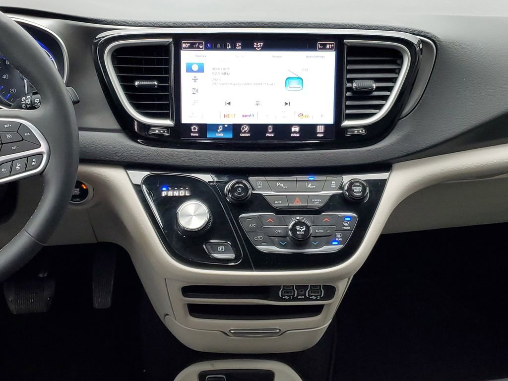 Used 2024 Chrysler Pacifica Touring-L image 28