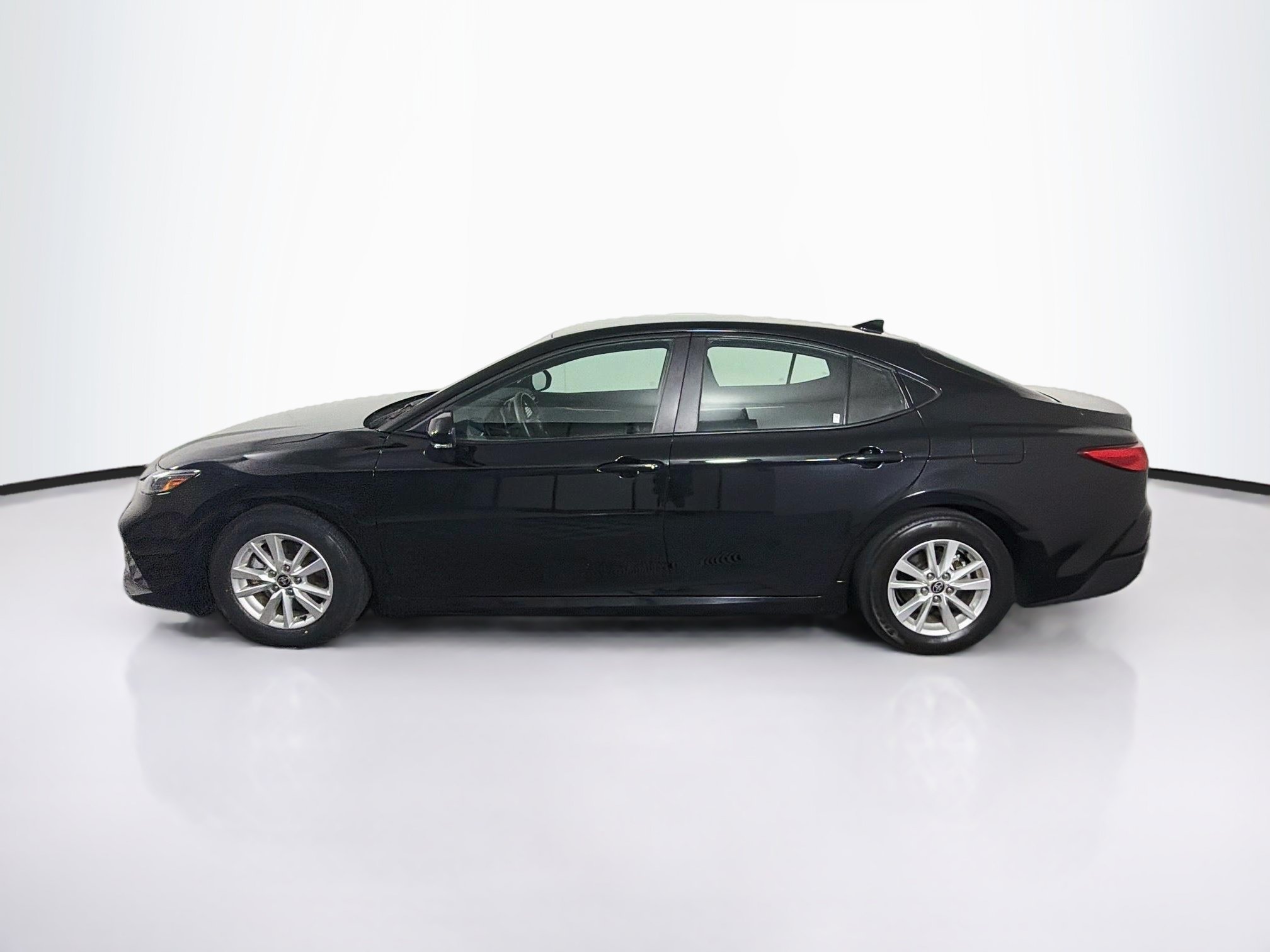 Used 2025 Toyota Camry LE FWD image 4