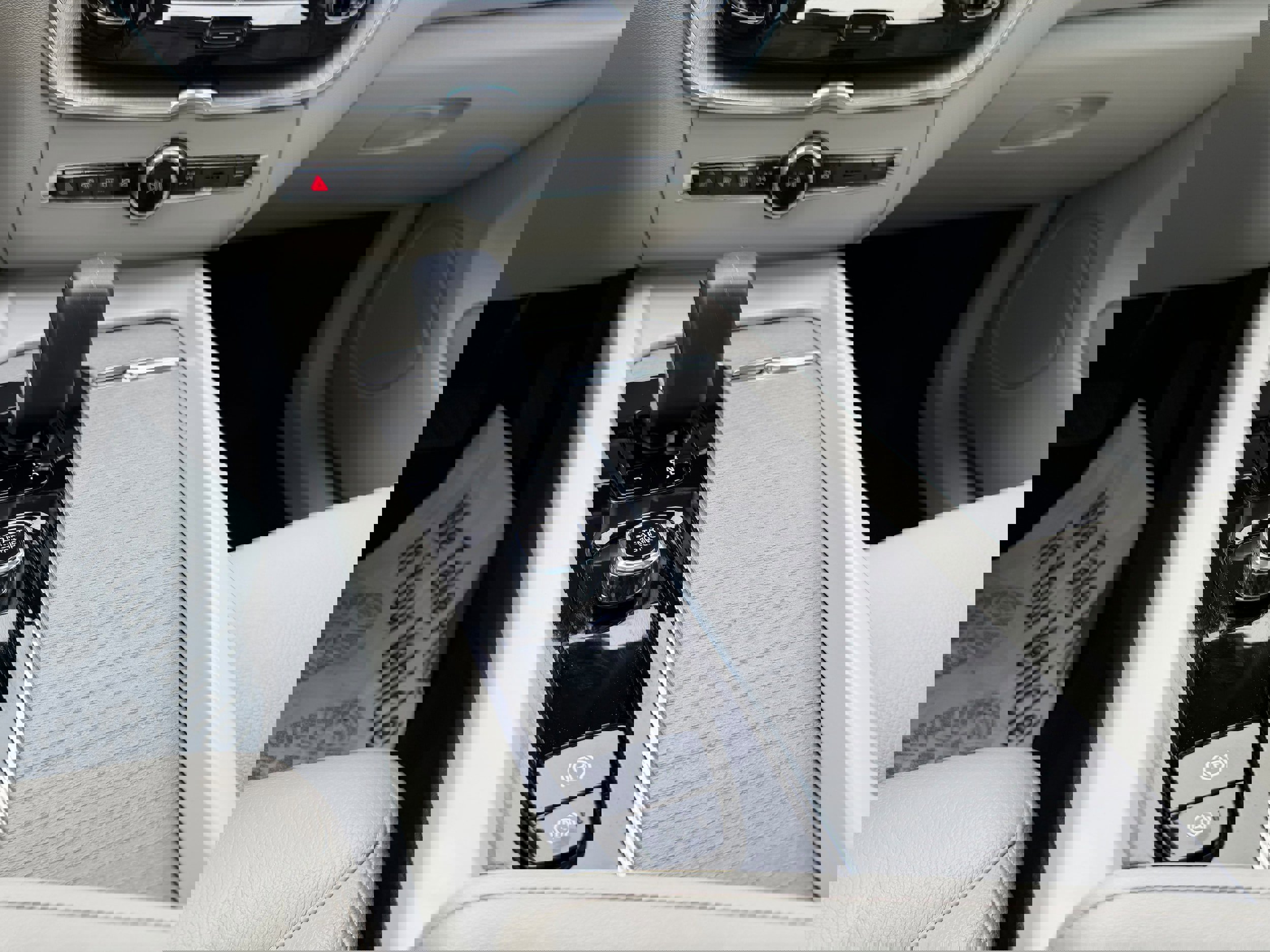 Certified 2023 Volvo XC60 B5 Plus w/ Climate Package image 16