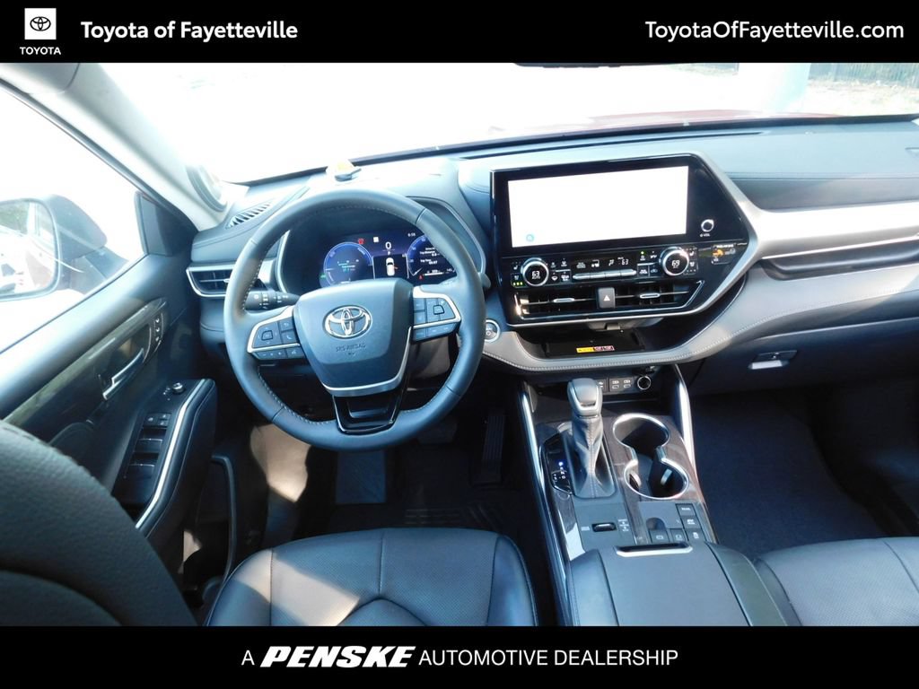 Used 2026 Toyota Highlander Limited AWD/4WD image 2