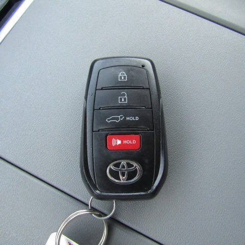 Used 2025 Toyota Highlander XLE AWD/4WD image 25