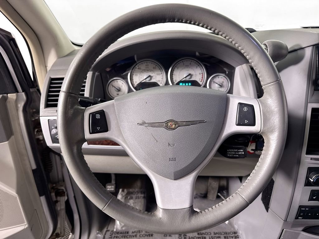 Used 2009 Chrysler Town & Country Touring image 11