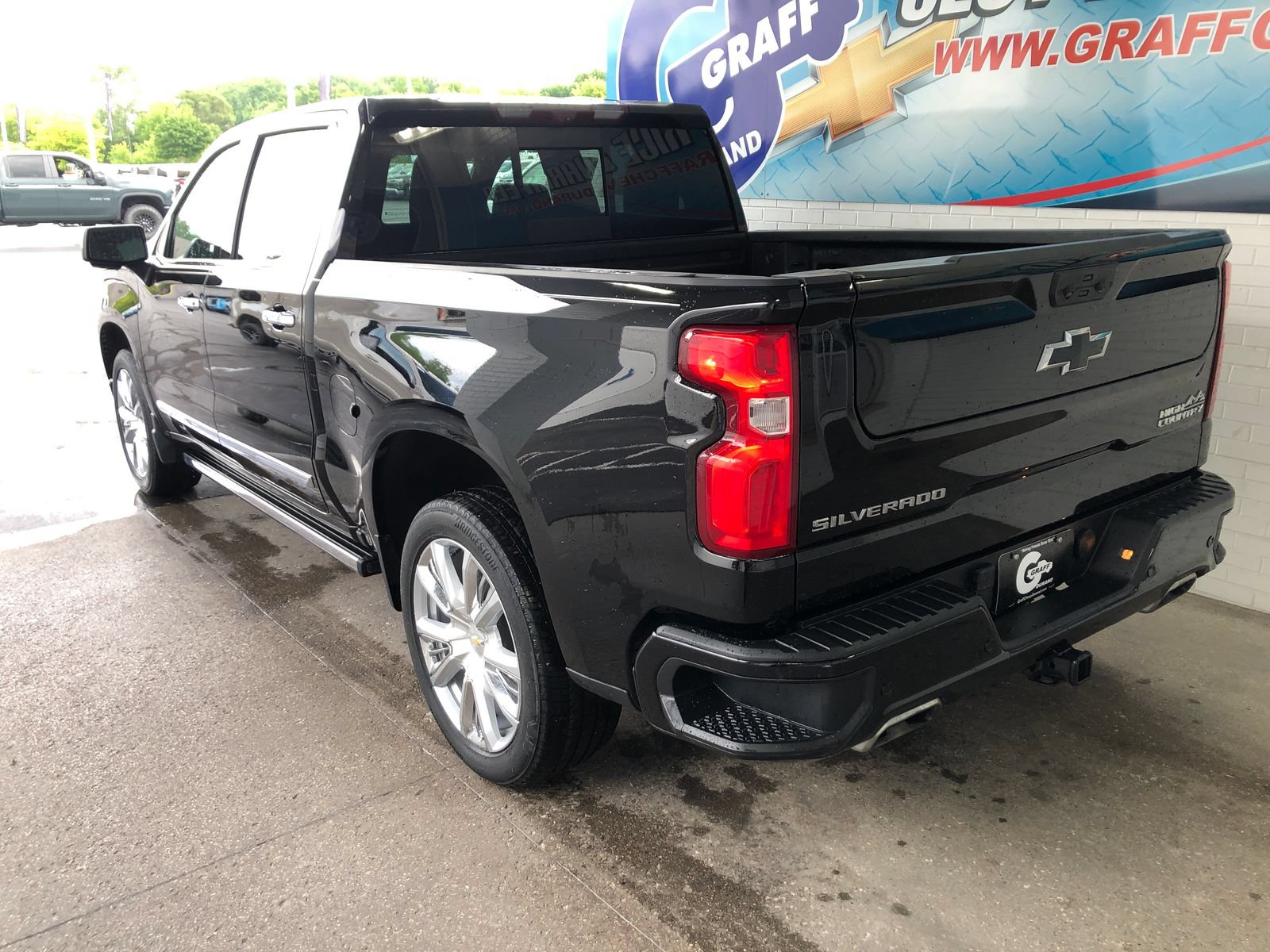 Used 2023 Chevrolet Silverado 1500 High Country w/ High Country Premium Package AWD/4WD image 6