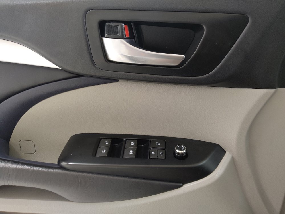 Used 2019 Toyota Highlander XLE FWD image 27