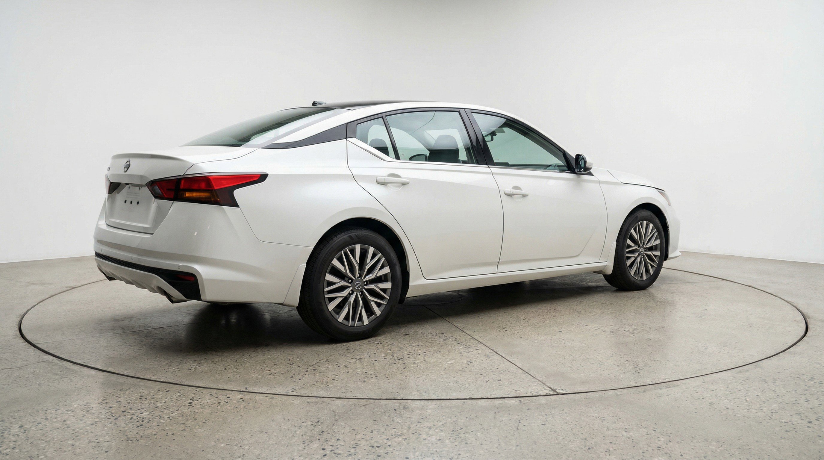 Used 2025 Nissan Altima 2.5 SV image 9