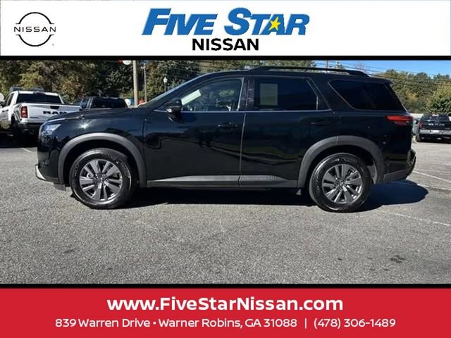 Used 2025 Nissan Pathfinder SV image 2