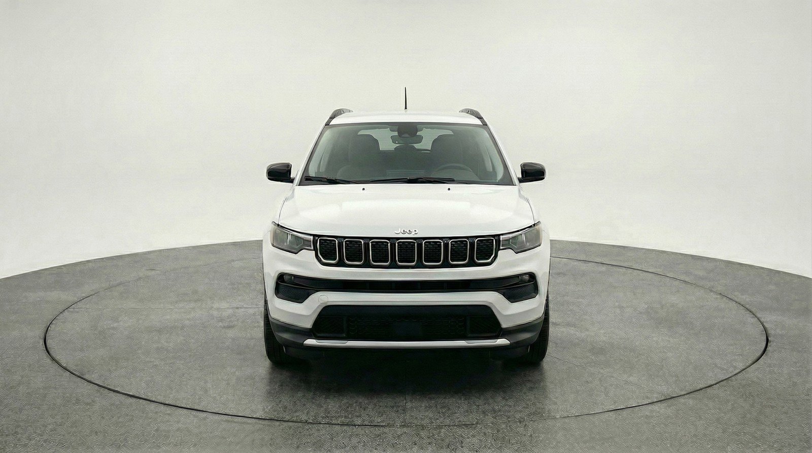 Used 2025 Jeep Compass Latitude image 2