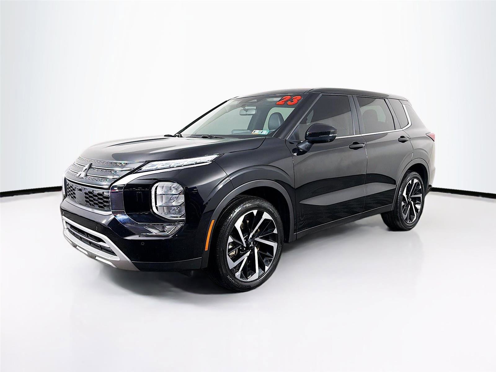 Used 2023 Mitsubishi Outlander SE image 3