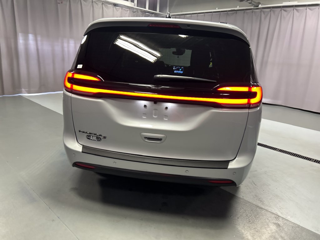 Used 2026 Chrysler Pacifica Select w/ S Appearance Package FWD image 6