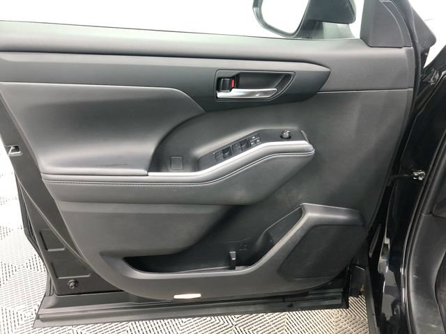 Used 2022 Toyota Highlander XLE AWD/4WD image 12