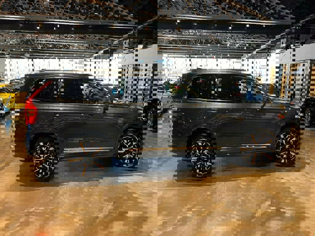 Used 2023 Volvo XC90 B5 Plus w/ Protection Package Premier image 7